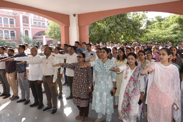 વિકાસ અધિકારી સહિતનાઓએ રાષ્ટ્ર ગાન કર્યું વિકાસ અધિકારી સહિતનાઓએ રાષ્ટ્ર ગાન કર્યું