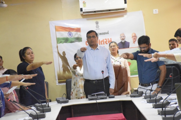 કલેક્ટર કચેરી ખાતે રાષ્ટ્રગીત વંદે માતરમના 150 વર્ષની ઉજવણીના ભાગરૂપે સામુહિક ગાન તથા સ્વદેશીના શપથ ગ્રહણ કરાયા. કલેક્ટર કચેરી ખાતે રાષ્ટ્રગીત વંદે માતરમના 150 વર્ષની ઉજવણીના ભાગરૂપે સામુહિક ગાન તથા સ્વદેશીના શપથ ગ્રહણ કરાયા.