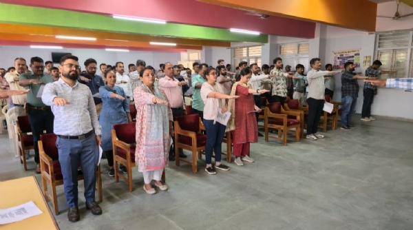 પોરબંદર જિલ્લા પંચાયત સહિતની સરકારી કચેરીઓમાં “વંદે માતરમ્”ના મૂળ સ્વરૂપનું સમૂહગાન. પોરબંદર જિલ્લા પંચાયત સહિતની સરકારી કચેરીઓમાં “વંદે માતરમ્”ના મૂળ સ્વરૂપનું સમૂહગાન.