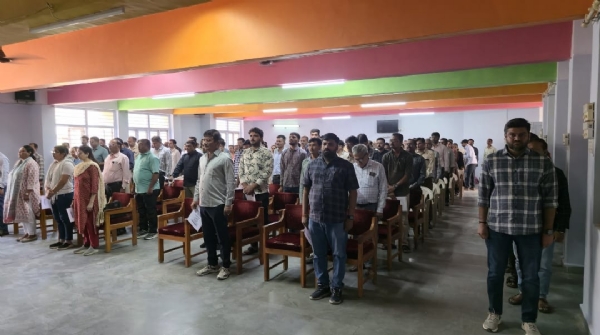 પોરબંદર જિલ્લા પંચાયત સહિતની સરકારી કચેરીઓમાં “વંદે માતરમ્”ના મૂળ સ્વરૂપનું સમૂહગાન. પોરબંદર જિલ્લા પંચાયત સહિતની સરકારી કચેરીઓમાં “વંદે માતરમ્”ના મૂળ સ્વરૂપનું સમૂહગાન.