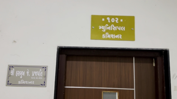 પોરબંદર માં ધોળા દિવસે સ્ટ્રીટ લાઈટના અજવાળા. પોરબંદર માં ધોળા દિવસે સ્ટ્રીટ લાઈટના અજવાળા.