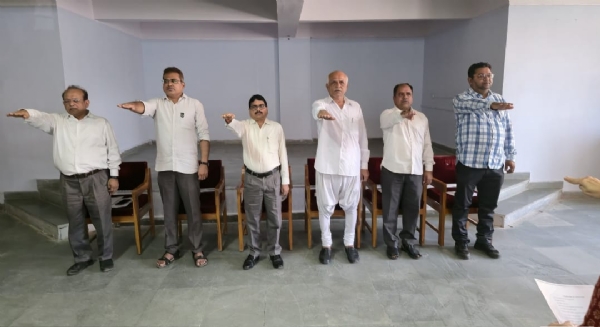 પોરબંદર જિલ્લા પંચાયત સહિતની સરકારી કચેરીઓમાં “વંદે માતરમ્”ના મૂળ સ્વરૂપનું સમૂહગાન. પોરબંદર જિલ્લા પંચાયત સહિતની સરકારી કચેરીઓમાં “વંદે માતરમ્”ના મૂળ સ્વરૂપનું સમૂહગાન.