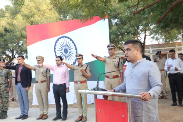 નાયબ મુખ્યમંત્રી હર્ષ સંઘવીએ સરહદી ગામ મોટી છેરમાં જવાનો સાથે રાષ્ટ્રગીતનું સમૂહગાન કર્યું