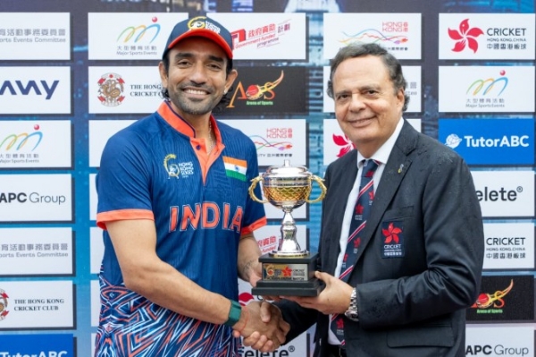 મેં ઓફ ધ મેચ ની ટ્રોફી લેતા રોબિન ઉથપ્પા મેં ઓફ ધ મેચ ની ટ્રોફી લેતા રોબિન ઉથપ્પા