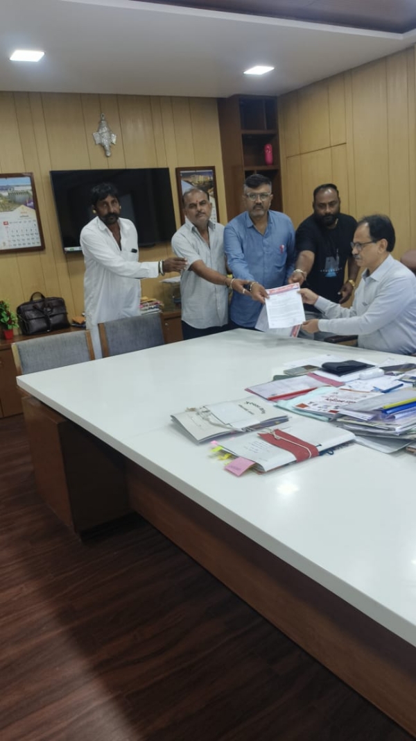 માલધારીઓને પશુનીભાવ સહાય અને પશુધિરાણ માફ કરવા આવેદનપત્ર પાઠવાયું. માલધારીઓને પશુનીભાવ સહાય અને પશુધિરાણ માફ કરવા આવેદનપત્ર પાઠવાયું.