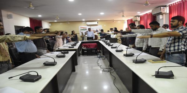 કલેક્ટર કચેરી ખાતે રાષ્ટ્રગીત વંદે માતરમના 150 વર્ષની ઉજવણીના ભાગરૂપે સામુહિક ગાન તથા સ્વદેશીના શપથ ગ્રહણ કરાયા