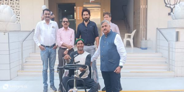 કેન્દ્રીય મંત્રી સી.આર. પાટીલના કાર્યાલય દ્વારા 14 વર્ષથી ટ્રાયસિકલથી વંચિત દિવ્યાંગજન ભગવતીલાલ દરજીને ટ્રાયસિકલ અર્પણ કરાઈ
