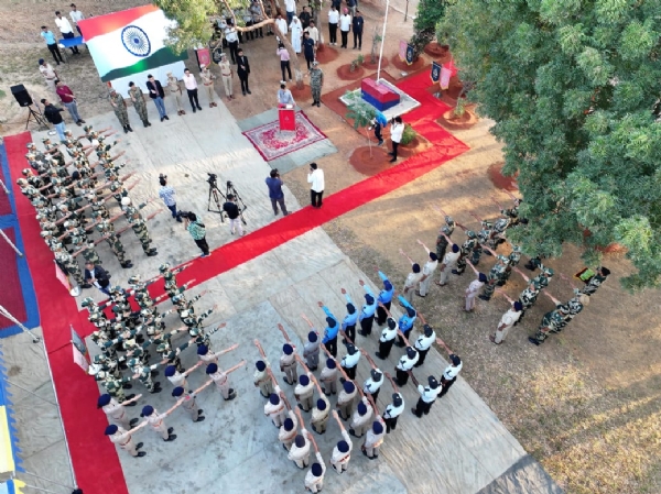 નાયબ મુખ્યમંત્રી હર્ષ સંઘવીએ સરહદી ગામ મોટી છેરમાં જવાનો સાથે રાષ્ટ્રગીતનું સમૂહગાન કર્યું
