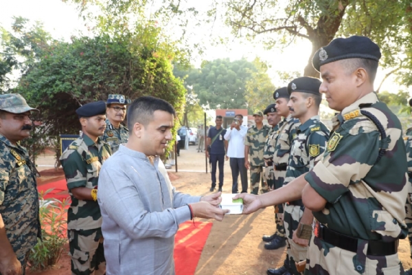 નાયબ મુખ્યમંત્રી હર્ષ સંઘવીએ સરહદી ગામ મોટી છેરમાં જવાનો સાથે રાષ્ટ્રગીતનું સમૂહગાન કર્યું