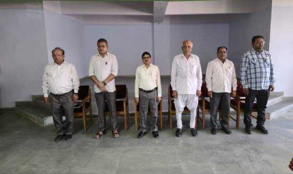 પોરબંદર જિલ્લા પંચાયત સહિતની સરકારી કચેરીઓમાં “વંદે માતરમ્”ના મૂળ સ્વરૂપનું સમૂહગાન. પોરબંદર જિલ્લા પંચાયત સહિતની સરકારી કચેરીઓમાં “વંદે માતરમ્”ના મૂળ સ્વરૂપનું સમૂહગાન.