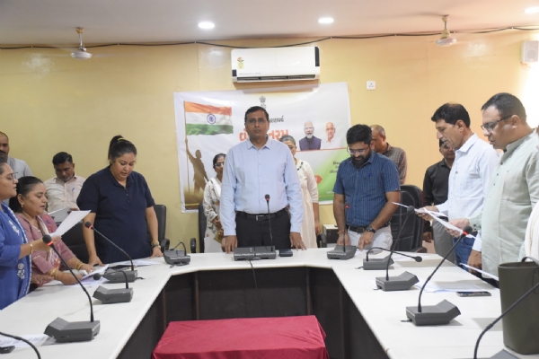 કલેક્ટર કચેરી ખાતે રાષ્ટ્રગીત વંદે માતરમના 150 વર્ષની ઉજવણીના ભાગરૂપે સામુહિક ગાન તથા સ્વદેશીના શપથ ગ્રહણ કરાયા. કલેક્ટર કચેરી ખાતે રાષ્ટ્રગીત વંદે માતરમના 150 વર્ષની ઉજવણીના ભાગરૂપે સામુહિક ગાન તથા સ્વદેશીના શપથ ગ્રહણ કરાયા.