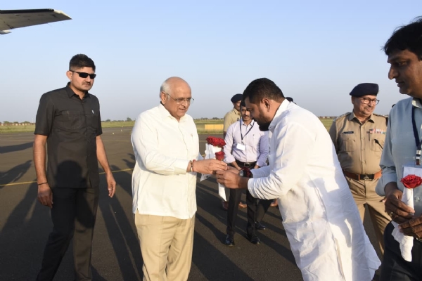 મુખ્યમંત્રી ભૂપેન્દ્ર પટેલનું કેશોદ એરપોર્ટ ખાતે ભાવભેર સ્વાગત . મુખ્યમંત્રી ભૂપેન્દ્ર પટેલનું કેશોદ એરપોર્ટ ખાતે ભાવભેર સ્વાગત .