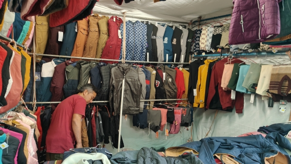 અમરેલી.શહેરના રેલ્વે સ્ટેશન સામે દર વર્ષે શરૂ થતી તિબેટીયન માર્કેટમાં ગરમ વસ્ત્રો સસ્તા મળે છે. અમરેલી.શહેરના રેલ્વે સ્ટેશન સામે દર વર્ષે શરૂ થતી તિબેટીયન માર્કેટમાં ગરમ વસ્ત્રો સસ્તા મળે છે.