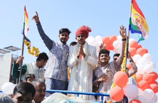 નેત્રંગમાં અંકિત પ્રજાપતિ 20 વર્ષની ઉંમરે આચાર્ય વિજયરત્નસુંદર મહારાજના હસ્તે દીક્ષા લેશે નેત્રંગમાં અંકિત પ્રજાપતિ 20 વર્ષની ઉંમરે આચાર્ય વિજયરત્નસુંદર મહારાજના હસ્તે દીક્ષા લેશે