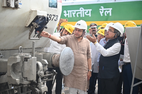 રેલ મંત્રી અશ્વિની વૈષ્ણવે શનિવારે બનારસ રેલ ઈન્જીન ફેક્ટરીનું નિરીક્ષણ કર્યું રેલ મંત્રી અશ્વિની વૈષ્ણવે શનિવારે બનારસ રેલ ઈન્જીન ફેક્ટરીનું નિરીક્ષણ કર્યું