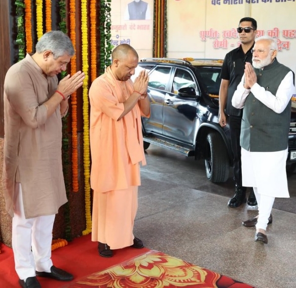 વારાણસી રેલ્વે સ્ટેશન પર પ્રધાનમંત્રી પહોંચતા, મુખ્યમંત્રી યોગી અને રેલ્વે મંત્રીએ સ્વાગત કર્યું વારાણસી રેલ્વે સ્ટેશન પર પ્રધાનમંત્રી પહોંચતા, મુખ્યમંત્રી યોગી અને રેલ્વે મંત્રીએ સ્વાગત કર્યું
