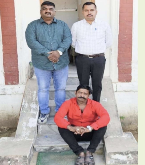 મહેસાણા પેરોલ ફ્લો ટીમની મોટી સફળતા — 10 માસથી ફરાર મર્ડર કેસના આરોપી નાડીયા મંગેશભાઈ ઝડપાયો મહેસાણા પેરોલ ફ્લો ટીમની મોટી સફળતા — 10 માસથી ફરાર મર્ડર કેસના આરોપી નાડીયા મંગેશભાઈ ઝડપાયો