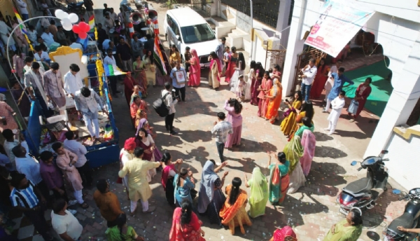 નેત્રંગમાં અંકિત પ્રજાપતિ 20 વર્ષની ઉંમરે આચાર્ય વિજયરત્નસુંદર મહારાજના હસ્તે દીક્ષા લેશે નેત્રંગમાં અંકિત પ્રજાપતિ 20 વર્ષની ઉંમરે આચાર્ય વિજયરત્નસુંદર મહારાજના હસ્તે દીક્ષા લેશે