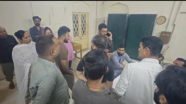 ઉદ્યોગ નગર ફાટક ન ખોલતા સ્થાનિકો સોમવારે ઉપવાસ પર ઉતરશે. ઉદ્યોગ નગર ફાટક ન ખોલતા સ્થાનિકો સોમવારે ઉપવાસ પર ઉતરશે.