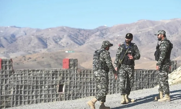 બોર્ડર પર પાકિસ્તાની સૈનિક બોર્ડર પર પાકિસ્તાની સૈનિક