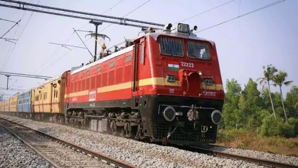 અમરેલીથી સુરત-મુંબઈ ટ્રેન હાઉસફૂલ, લોકો ઠગાઈના ભયમાં ખાનગી બસમાં મુસાફરીને મજબૂર અમરેલીથી સુરત-મુંબઈ ટ્રેન હાઉસફૂલ, લોકો ઠગાઈના ભયમાં ખાનગી બસમાં મુસાફરીને મજબૂર