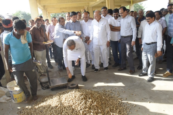કેબિનેટ મંત્રી અર્જુન મોઢવાડિયાએ ટેકાના ભાવે મગફળી ખરીદીનો શુભારંભ કરાવ્યો. કેબિનેટ મંત્રી અર્જુન મોઢવાડિયાએ ટેકાના ભાવે મગફળી ખરીદીનો શુભારંભ કરાવ્યો.
