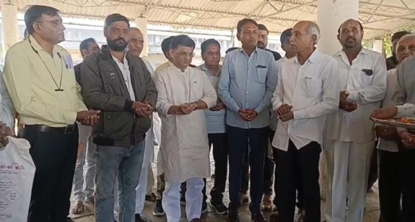 અમરેલી જિલ્લામાં ટેકાના ભાવની મગફળી ખરીદીનો પ્રારંભ – પ્રથમ જ દિવસે ભમ્મર ગામના ખેડૂતોએ કર્યો હોબાળો, વ્યવસ્થામાં ભેદભાવના આક્ષેપ અમરેલી જિલ્લામાં ટેકાના ભાવની મગફળી ખરીદીનો પ્રારંભ – પ્રથમ જ દિવસે ભમ્મર ગામના ખેડૂતોએ કર્યો હોબાળો, વ્યવસ્થામાં ભેદભાવના આક્ષેપ