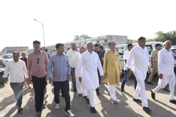 કેબિનેટ મંત્રી અર્જુન મોઢવાડિયાએ ટેકાના ભાવે મગફળી ખરીદીનો શુભારંભ કરાવ્યો. કેબિનેટ મંત્રી અર્જુન મોઢવાડિયાએ ટેકાના ભાવે મગફળી ખરીદીનો શુભારંભ કરાવ્યો.