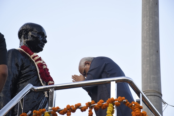 સરદાર ચોક ખાતે લોહ પુરુષ સરદાર વલ્લભભાઈ પટેલને પુષ્પાંજલિ અર્પણ સરદાર ચોક ખાતે લોહ પુરુષ સરદાર વલ્લભભાઈ પટેલને પુષ્પાંજલિ અર્પણ