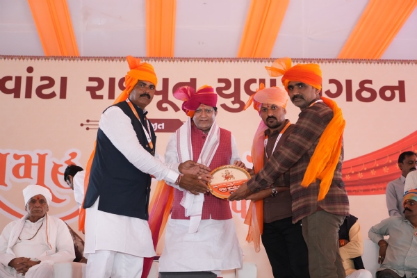 ધારાસભ્ય બલવંતસિંહ રાજપૂતના અધ્યક્ષસ્થાને યોજાયેલ બાવન વાંટા રાજપુત યુવા સંગઠન આયોજિત સમૂહ લગ્નમાં બાવન કન્યાઓ લગ્નગ્રંથિથી જોડાઈ ધારાસભ્ય બલવંતસિંહ રાજપૂતના અધ્યક્ષસ્થાને યોજાયેલ બાવન વાંટા રાજપુત યુવા સંગઠન આયોજિત સમૂહ લગ્નમાં બાવન કન્યાઓ લગ્નગ્રંથિથી જોડાઈ