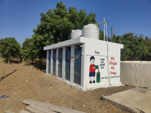 સામૂહિક અને વ્યક્તિગત શૌચાલયોનુ રંગ-રોગાન કરાયું સામૂહિક અને વ્યક્તિગત શૌચાલયોનુ રંગ-રોગાન કરાયું