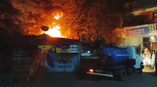 વાલિયામાં બજારમાં બસ સ્ટેશનમાં લાગી આગ
