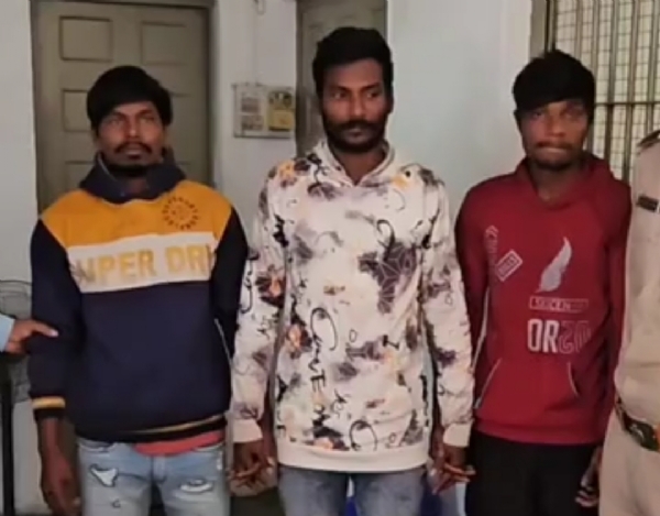 સિદ્ધપુર હાઇવે પર તાવડીયા ચાર રસ્તા નજીક આવેલી પાંચ દુકાનોમાં થયેલી ચોરીનો ગુનો સિદ્ધપુર પોલીસે ઉકેલી સિદ્ધપુર હાઇવે પર તાવડીયા ચાર રસ્તા નજીક આવેલી પાંચ દુકાનોમાં થયેલી ચોરીનો ગુનો સિદ્ધપુર પોલીસે ઉકેલી