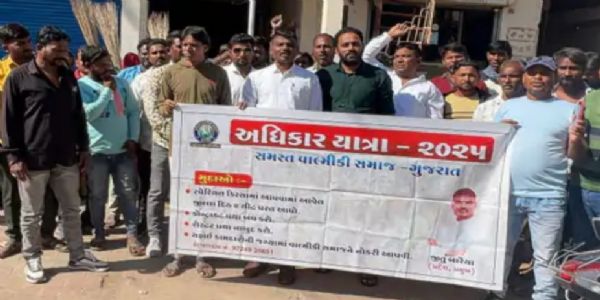 રાધનપુર નગરપાલિકામાં વાલ્મીકિ સમાજની ચીફ ઓફિસરને આવેદનપત્ર આપીને તાત્કાલિક કાર્યવાહી કરવાની માંગ કરી