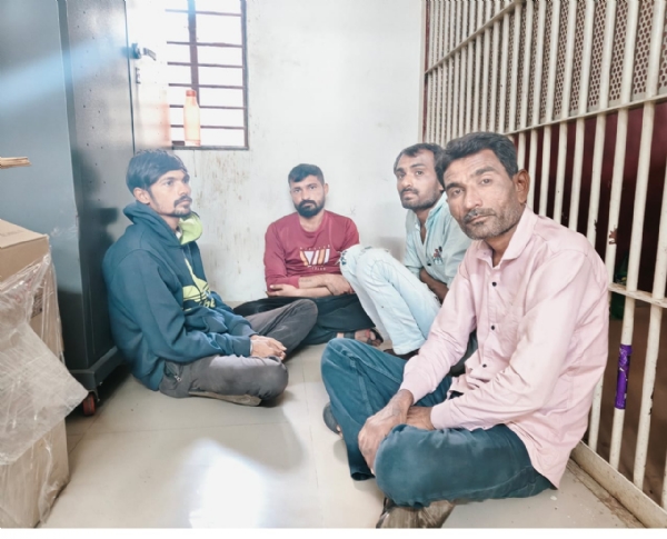 કુતિયાણા માંઝાપરાના સરકારી આવાસના ગ્રાઉન્ડમાં જુગાર રમી રહેલ 4 શખ્સો ઝડપાયા. કુતિયાણા માંઝાપરાના સરકારી આવાસના ગ્રાઉન્ડમાં જુગાર રમી રહેલ 4 શખ્સો ઝડપાયા.