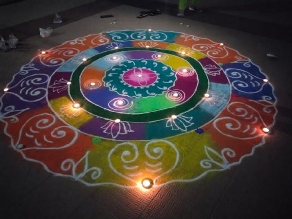 દિવાળીના પર્વને યુનેસ્કોની સાંસ્કૃતિક ધરોહર યાદીમાં સ્થાન મળતાં નવરંગ સંસ્થા દ્વારા રંગોળી અને દીપ પ્રાગટય દ્વારા ઉજવણી કરાઈ. દિવાળીના પર્વને યુનેસ્કોની સાંસ્કૃતિક ધરોહર યાદીમાં સ્થાન મળતાં નવરંગ સંસ્થા દ્વારા રંગોળી અને દીપ પ્રાગટય દ્વારા ઉજવણી કરાઈ.