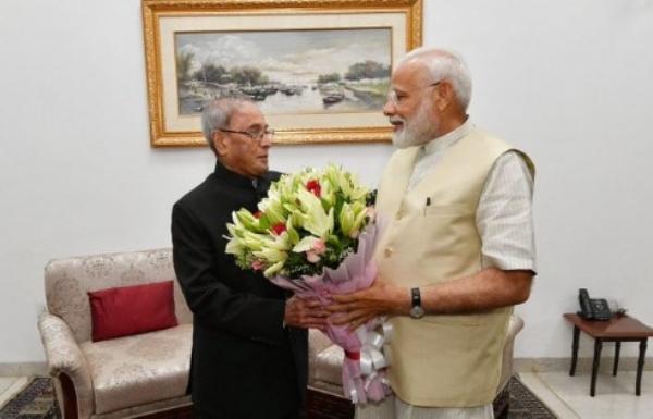 પ્રધાનમંત્રી નરેન્દ્ર મોદી અને પૂર્વ રાષ્ટ્રપતિ પ્રણવ મુખર્જી-ફાઈલ ફોટો