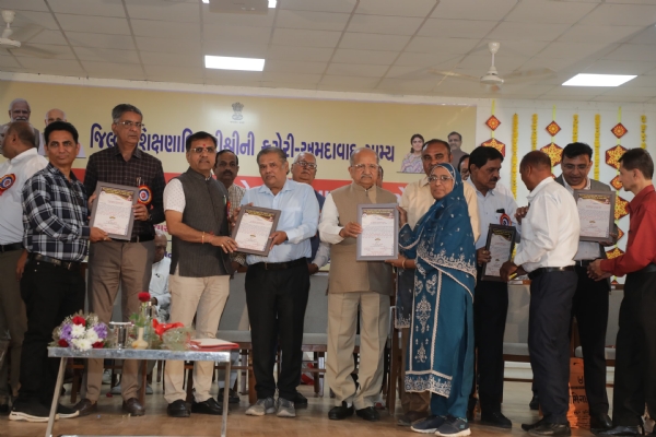 શાળાનું 100% પરિણામ લાવનાર શિક્ષકોનું બહુમાન અને શિક્ષકોને ફૂલ પગારના આદેશ પત્રોનું વિતરણ શાળાનું 100% પરિણામ લાવનાર શિક્ષકોનું બહુમાન અને શિક્ષકોને ફૂલ પગારના આદેશ પત્રોનું વિતરણ