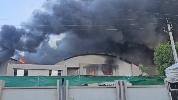 કડી નજીક પોલિમર્સ કંપનીમાં ભીષણ આગ: ફાયર બ્રિગેડની દોડધામ, ધુમાડાના ગોટેગોટા કડી નજીક પોલિમર્સ કંપનીમાં ભીષણ આગ: ફાયર બ્રિગેડની દોડધામ, ધુમાડાના ગોટેગોટા