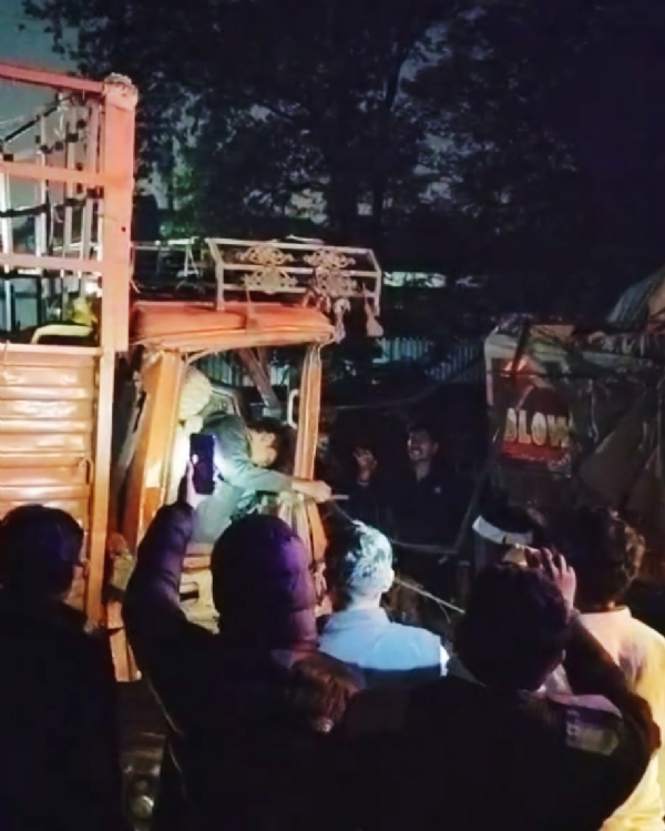 અંકલેશ્વર વાલિયા ચોકડી નજીક આગળ ચાલતા ટ્રક ટ્રેલરમાં પાછળથી ટેમ્પો અથડાયો અંકલેશ્વર વાલિયા ચોકડી નજીક આગળ ચાલતા ટ્રક ટ્રેલરમાં પાછળથી ટેમ્પો અથડાયો