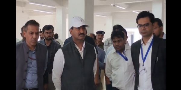 પશ્ચિમ રેલવેના જીએમ વિવેક ગુપ્તા ગોધરા રેલવે સ્ટેશનની મુલાકાતે