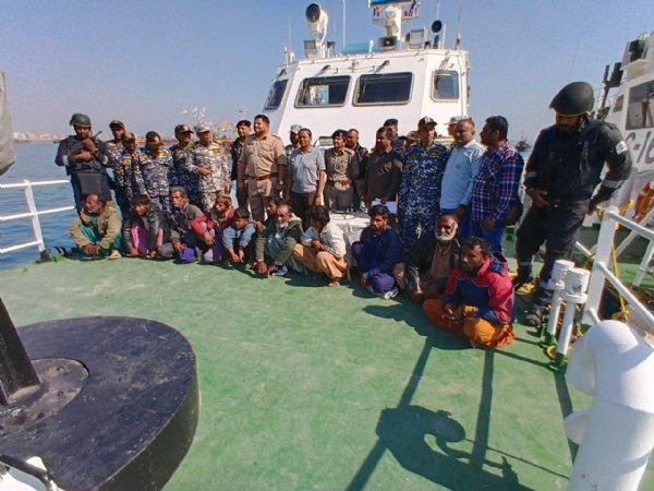 જખૌ નજીકથી ઝડપાયેલા 11 પાકિસ્તાની માછીમારોને પોરબંદર લવાયા. જખૌ નજીકથી ઝડપાયેલા 11 પાકિસ્તાની માછીમારોને પોરબંદર લવાયા.