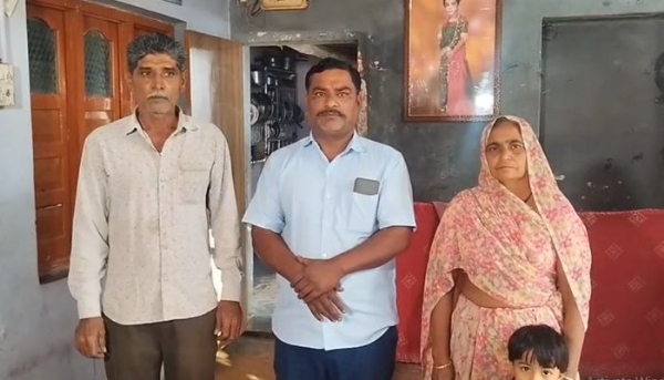 મહેસાણાનું દંપતી બાળકી સાથે લિબિયામાં બંધક, સાંસદ મયંક નાયકે સલામત વાપસી માટે કેન્દ્ર સરકારને ભલામણ મહેસાણાનું દંપતી બાળકી સાથે લિબિયામાં બંધક, સાંસદ મયંક નાયકે સલામત વાપસી માટે કેન્દ્ર સરકારને ભલામણ