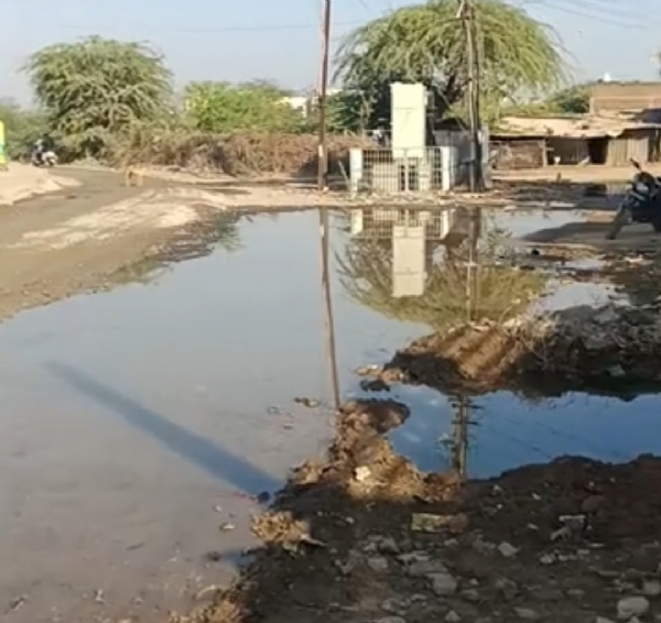 હારીજ બાયપાસ રોડ પર આવેલી દરજી સોસાયટી સામે પાઇપલાઇન તૂટી, પાણીનો મોટો બગાડ હારીજ બાયપાસ રોડ પર આવેલી દરજી સોસાયટી સામે પાઇપલાઇન તૂટી, પાણીનો મોટો બગાડ