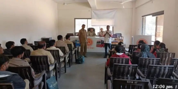 અમરેલી પંચાયત ઓફિસ ખાતે ૧૦૮ દ્વારા એસ.ટી. નિગમના કર્મચારીઓને ઇમરજન્સી માર્ગદર્શન અમરેલી પંચાયત ઓફિસ ખાતે ૧૦૮ દ્વારા એસ.ટી. નિગમના કર્મચારીઓને ઇમરજન્સી માર્ગદર્શન