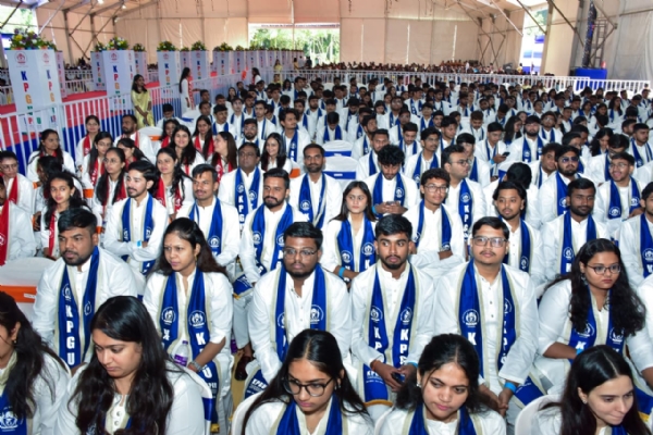 કેબિનેટ મંત્રી ડૉ. પ્રદીયુમન વાજા કેએપજીયૂના ગ્રેજ્યુએટ વિદ્યાર્થીઓને ગોલ્ડ અને ડિગ્રી એનાયત કર્યા કેબિનેટ મંત્રી ડૉ. પ્રદીયુમન વાજા કેએપજીયૂના ગ્રેજ્યુએટ વિદ્યાર્થીઓને ગોલ્ડ અને ડિગ્રી એનાયત કર્યા