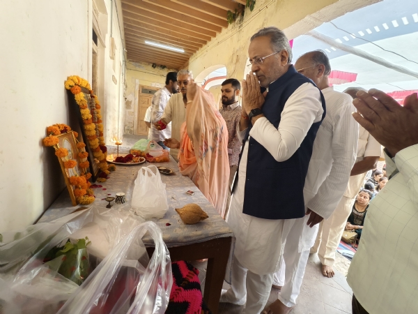 પોરબંદર પ્રવાસે આવતા વિદ્યાર્થીઓ માટે શિયાળ અને મોદી પરિવારનો અનોખો સેવાયજ્ઞ. પોરબંદર પ્રવાસે આવતા વિદ્યાર્થીઓ માટે શિયાળ અને મોદી પરિવારનો અનોખો સેવાયજ્ઞ.