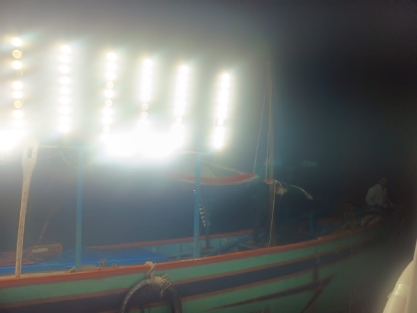 સમુદ્રમાં લાઈટ ફિશિંગ કરી રહેલ બે માછીમારોની ધડપકડ. સમુદ્રમાં લાઈટ ફિશિંગ કરી રહેલ બે માછીમારોની ધડપકડ.