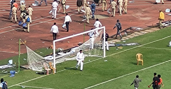 ફૂટબોલ ચાહકોએ તોડફોડ કરી, ગેલેરીમાંથી ખુરશીઓ તોડીને મેદાન પર ફેંકી ફૂટબોલ ચાહકોએ તોડફોડ કરી, ગેલેરીમાંથી ખુરશીઓ તોડીને મેદાન પર ફેંકી