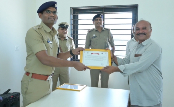 પોલીસ અધિક્ષક દ્વારા ધારીના સરપંચો અને પદાધિકારીઓ સાથે બેઠક યોજાઈ, CCTV લગાવનાર સરપંચોનું સન્માન પોલીસ અધિક્ષક દ્વારા ધારીના સરપંચો અને પદાધિકારીઓ સાથે બેઠક યોજાઈ, CCTV લગાવનાર સરપંચોનું સન્માન